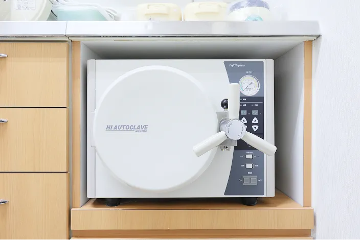 天王寺矯正歯科クリニックの設備 オートクレーブ（高圧蒸気滅菌器）