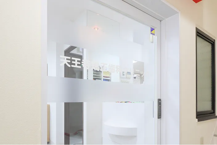 天王寺矯正歯科クリニックの外観・入口