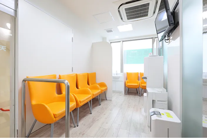 天王寺矯正歯科クリニックの待合室・受付